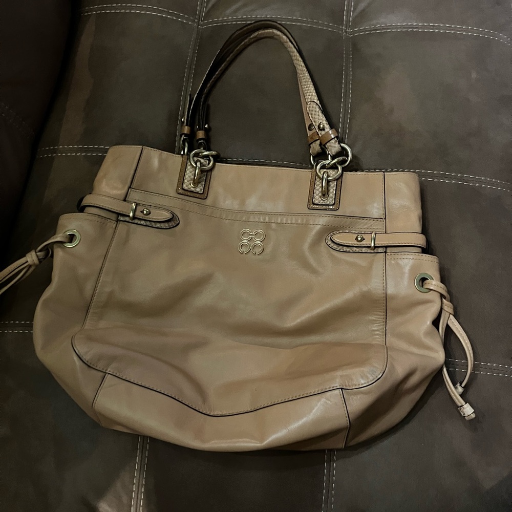 Coach Shoulder bag Elegant Tan Leather Tote Bag